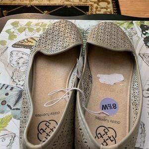 Daisy Fuentes new beige leather loafers